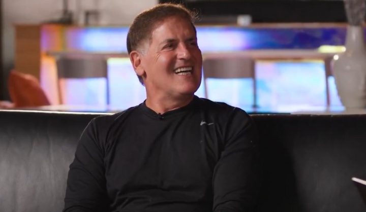 库篮球场下盛赞东契奇，场上竞争激烈；期望湖人在常规赛全败