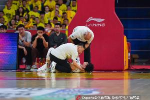 伤病难阻追梦！上赛季CBA半决赛中曾凡博遭遇腰椎左侧横突骨折