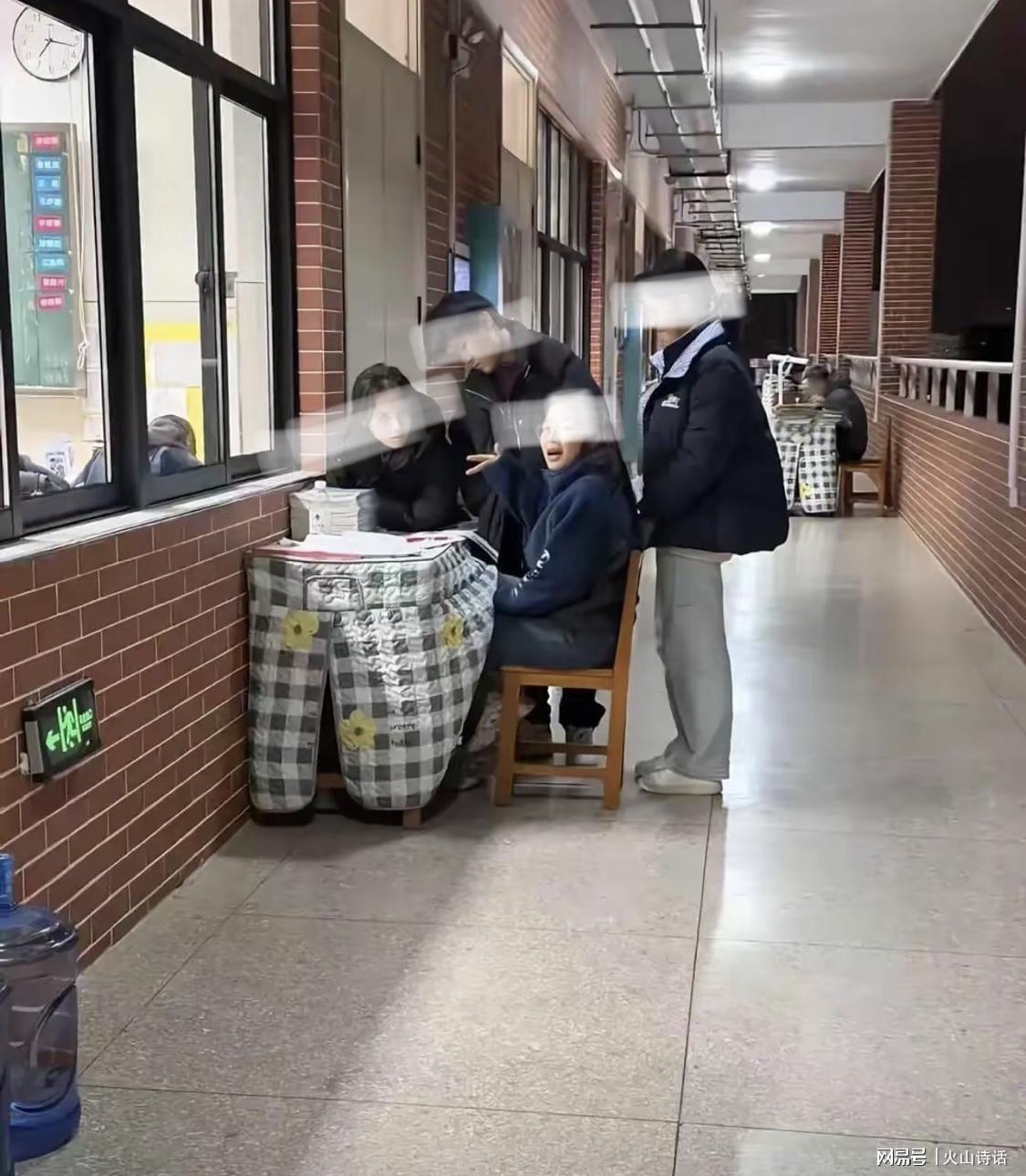 app下载-震惊！网传有学校老师冬天坐在教学楼走廊，批改作业并为学生解答